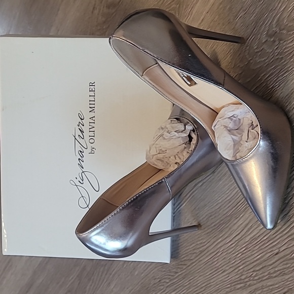 Signature by Olivia Miller silver heels5+. Size 7.5. Perfect for the Holidays. - Picture 2 of 14